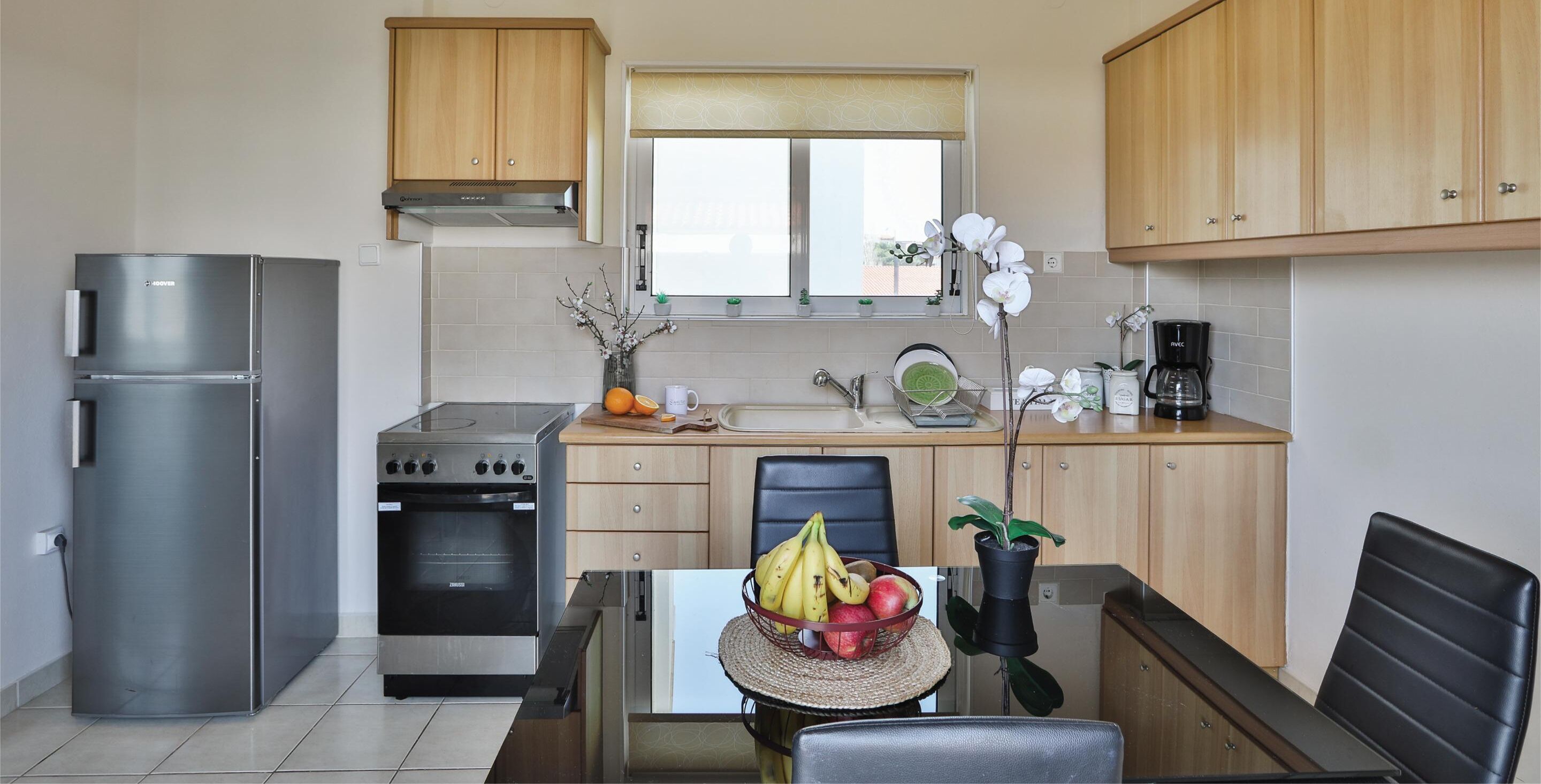 Großer Kühlschrank, Herdplatte, Wasserkocher mit Kaffee-/Teezubehör