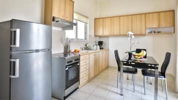 Full-sized fridge, stovetop, coffee/tea maker, electric kettle