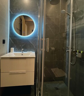 Chuveiro, chuveiro com efeito de chuva, secador de cabelo 