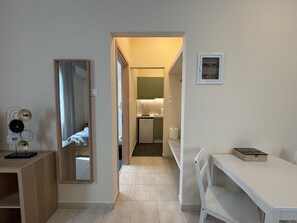 Individually decorated, individually furnished, desk, laptop workspace - Nautilus Apartments Airport by Airstay (Spata-Artemida)