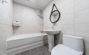 Standard Room | Bathroom | Shower, rainfall showerhead, free toiletries, hair dryer