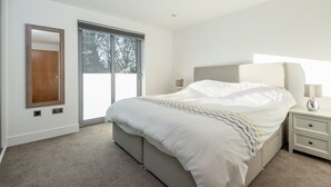Luxury Apartment | 2 bedrooms, laptop workspace, iron/ironing board, free WiFi - Luxury Balcony Apartment with Parking (St. Andrews)