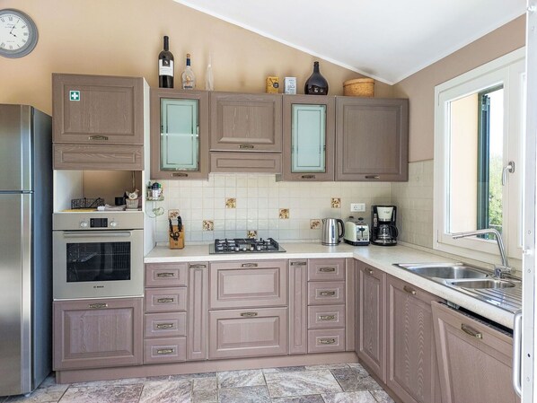 Ovn, oppvaskmaskin, brødrister og fryser