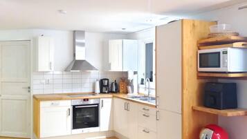 Jääkaappi, mikroaaltouuni, uuni, liesi