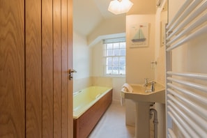 Comfort-feriehus | Badeværelse | Kombination af bruser/badekar, gratis toiletartikler, hårtørrer
