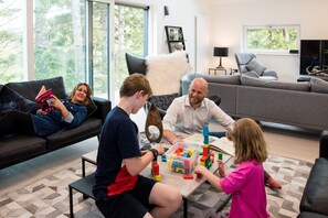 Chalet | Salle de séjour | Télévision de 30 pouces avec chaßnes par satellite, cheminée