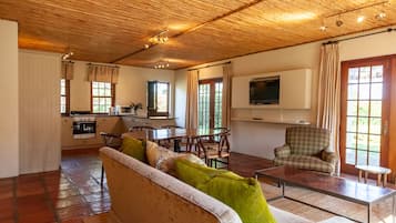 Cottage Cao cấp, 2 phòng ngủ | Khu phòng khách | TV màn hình phẳng 32-inch có truyền hình vệ tinh, TV