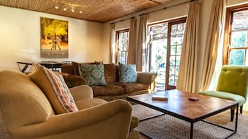 Cottage Cao cấp, 3 phòng ngủ | Khu phòng khách | TV màn hình phẳng 32-inch có truyền hình vệ tinh, TV