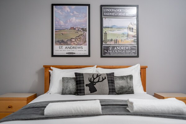 2 عدّة غرف نوم ومساحة عمل للكمبيوتر المحمول ومكواة/لوح كي