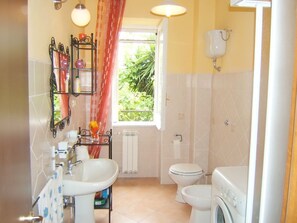 Dusche, Haartrockner, Bidet, Handtücher