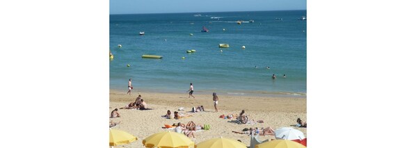 Una playa cerca