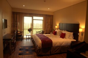 Escritorio, cortinas blackout, wifi gratis y ropa de cama