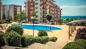 Un hôtel doté d’une piscine, d’un espace extérieur aménagé et offrant une vue sur la mer.