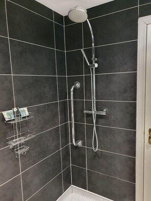 Appartement, 1 grand lit | Salle de bain | Douche, serviettes fournies