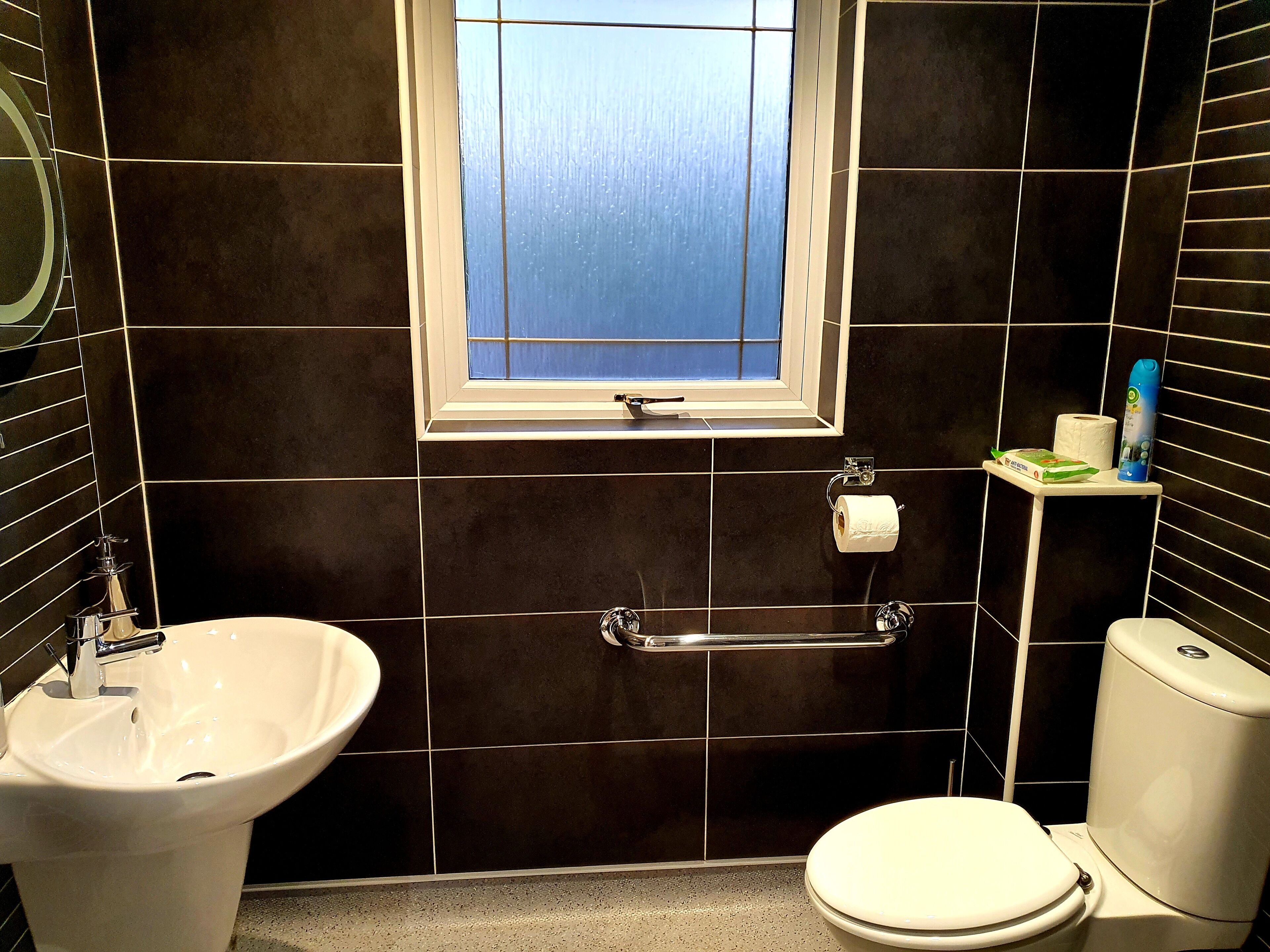 Apartment, 1 Queen Bed | Bathroom | Shower, towels