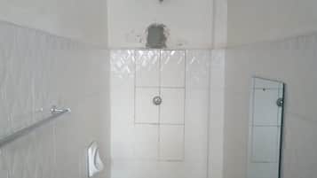 Ducha, artículos de tocador gratuitos, pantuflas, toallas