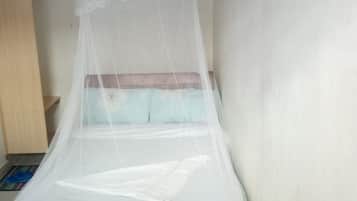 Escritorio, wifi gratis y ropa de cama