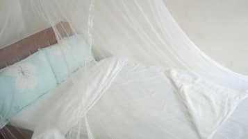 Escritorio, wifi gratis y ropa de cama