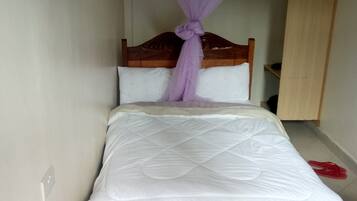 Double Room | Desk, free WiFi, bed sheets
