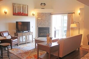 Penthouse Elite, para no fumadores, vista a la montaña | Sala de estar | Televisión LCD, chimenea y piso con calefacción 