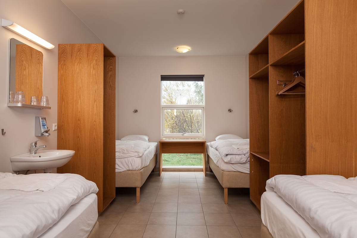 Habitación cuádruple, baño compartido | Insonorización, cunas gratuitas, wifi gratis y ropa de cama
