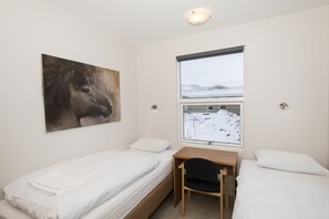 Twin Room, Shared Bathroom | Soundproofing, free cots/infant beds, free WiFi, bed sheets - Guesthouse Eldhestar (Sveitarfélagid Ölfus)