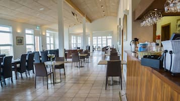 Café da manhã, almoço e jantar; culinária local