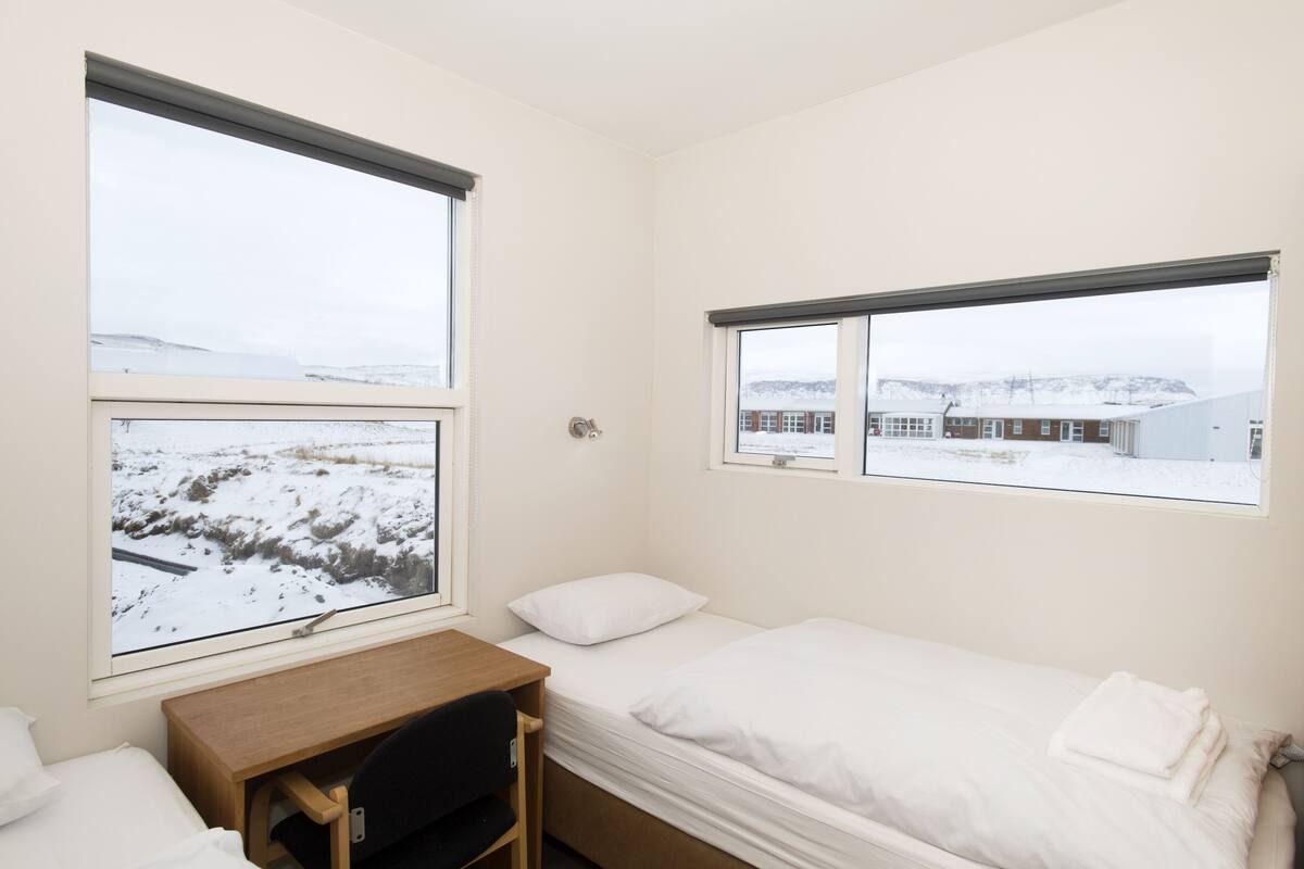 Twin kamer, gemeenschappelijke badkamer | Geluiddichte muren, gratis babybedden, gratis wifi, beddengoed