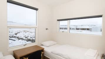 Habitación con 2 camas individuales, baño compartido | Sistema de insonorización, cunas gratuitas, wifi gratis y ropa de cama