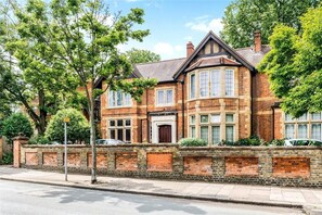Exterior - Perfect for Wimbledon, Roehampton & Central London (London)