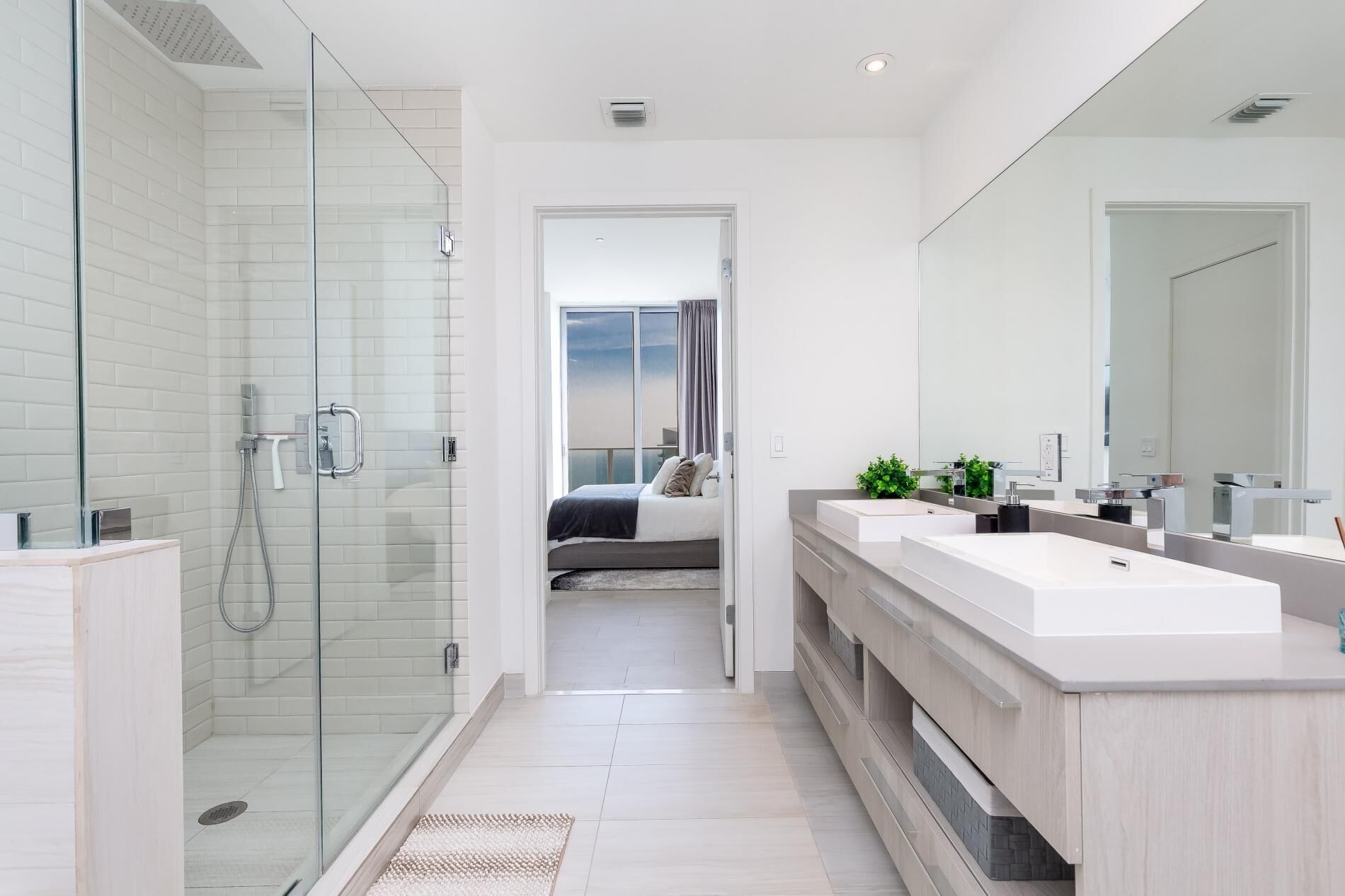 Bathtub, jetted bath, hair dryer