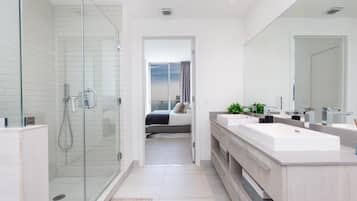 Bathtub, jetted bath, hair dryer