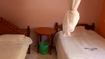 Escritorio, tabla de planchar con plancha, wifi gratis y ropa de cama