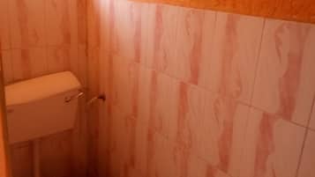 Dusche, Regendusche, kostenlose Toilettenartikel, Handtücher