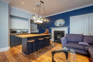 Departamento Confort | Cocina privada | Refrigerador con congelador, microondas, horno y parrilla de estufa