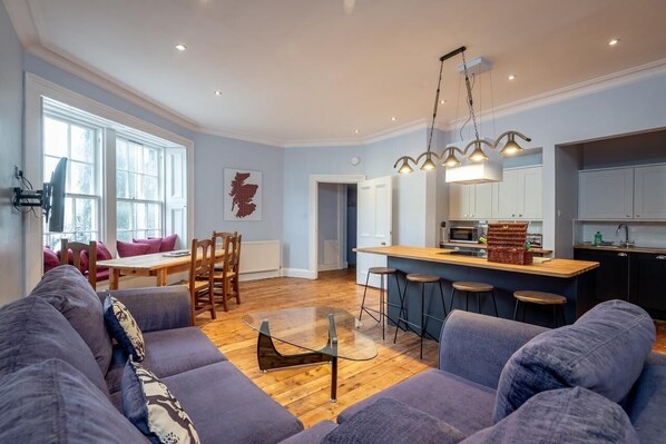 Departamento Confort | Área de sala de estar | Televisión de pantalla plana