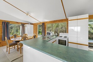 Refrigerador, microondas, tostadora y utensilios de cocina 