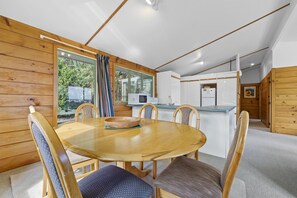 Dining - Seaview, Sun and Surf - Piha Holiday Home (Piha)