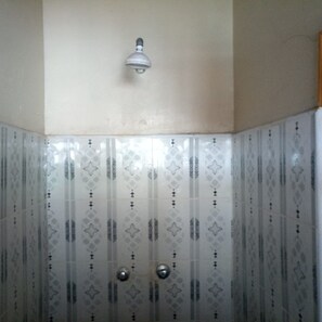 Single Room | Bathroom shower - Boyal Place Guest House (Naivasha)