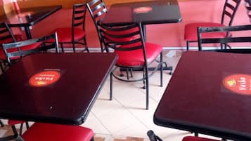 Menyajikan hidangan lokal dan internasional