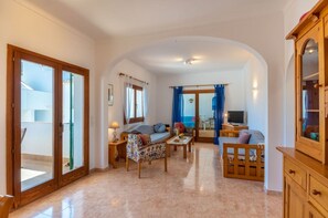 TV - Cosy apartment for 4 people with pool, WIFI, A/C, TV and terrace (Santanyí)