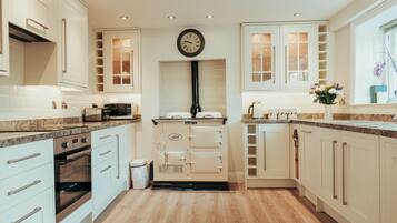 Cottage | Private kitchen | Fridge, microwave, stovetop, dishwasher