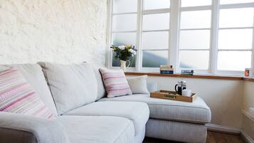 Cottage | Living room | Flat-screen TV, DVD player