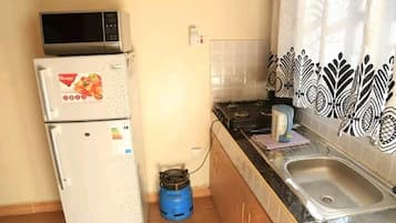 Jääkaappi, mikroaaltouuni, liesi, keittoastiat/astiat/ruokailuvälineet