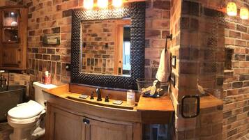 Duschwanne, Regendusche, Haartrockner, Handtücher