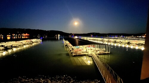 Gorgeous Escape-No Steps/gravel, PWC Lift-Lakefront by Kinderhook/Golf/ballpark