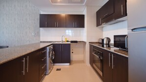 Standard Apartment, 2 Bedrooms, Pool Access, Marina View | Private kitchen - Bay Central (Dubai)