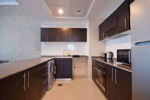 Standard Apartment, 2 Bedrooms, Pool Access, Marina View | Private kitchen