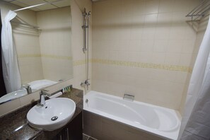 Standard Apartment, 2 Bedrooms, Pool Access, Marina View | Bathroom | Free toiletries, towels