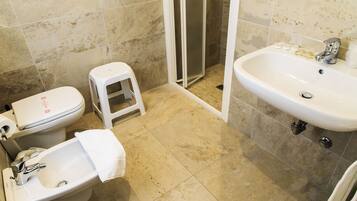 Douche, articles de toilette gratuits, sĂšche-cheveux, bidet